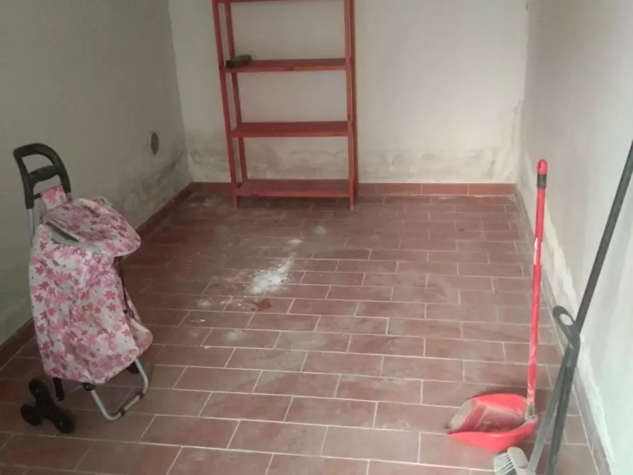Immagine 2 di Garage in affitto  a Prato