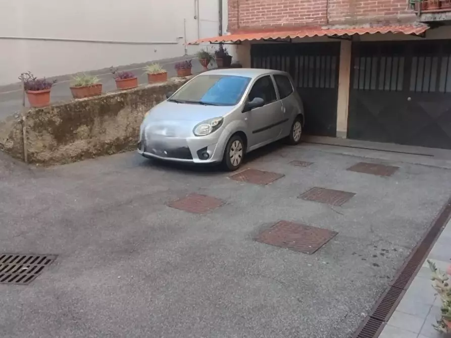 Immagine 5 di Garage in affitto  a Prato