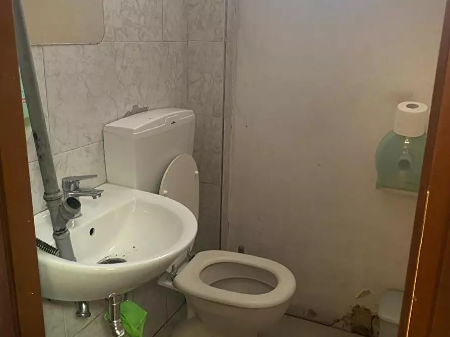 Immagine 9 di Attività commerciale in vendita  a Torino