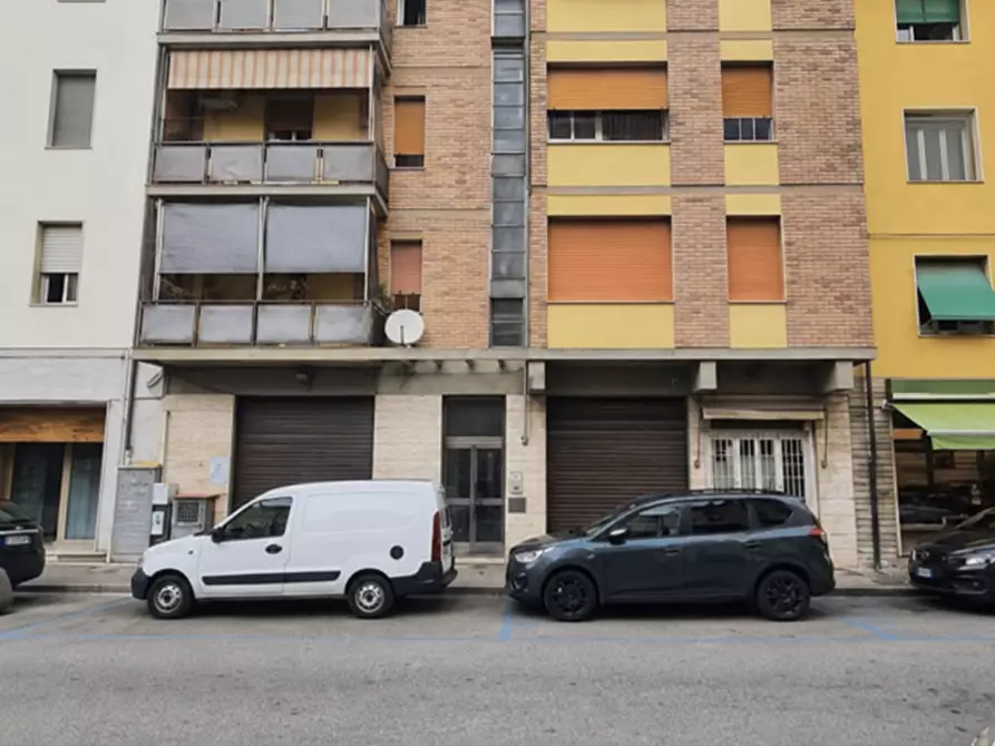 Immagine 1 di Magazzino in vendita  a Pontedera