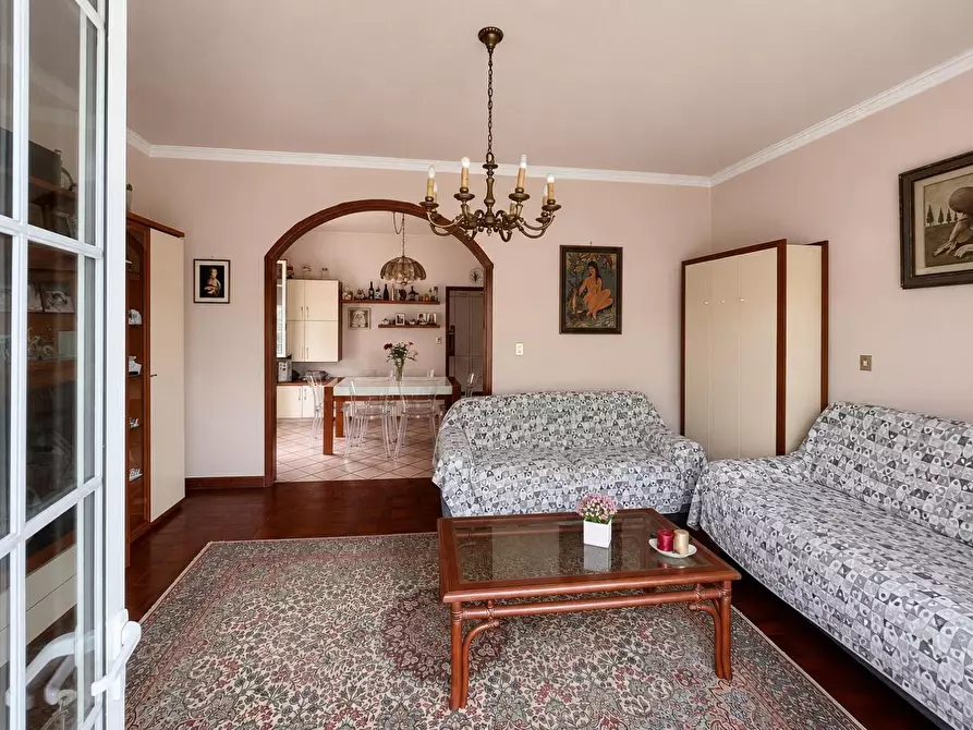 Immagine 4 di Villa in vendita  a Lucca