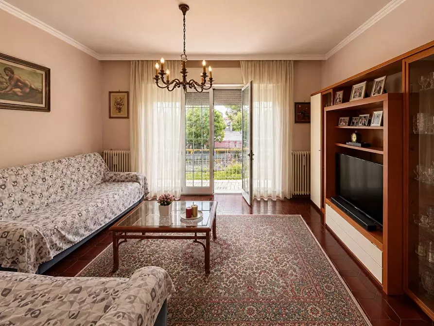 Immagine 1 di Villa in vendita  a Lucca