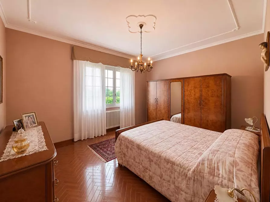 Immagine 14 di Villa in vendita  a Lucca