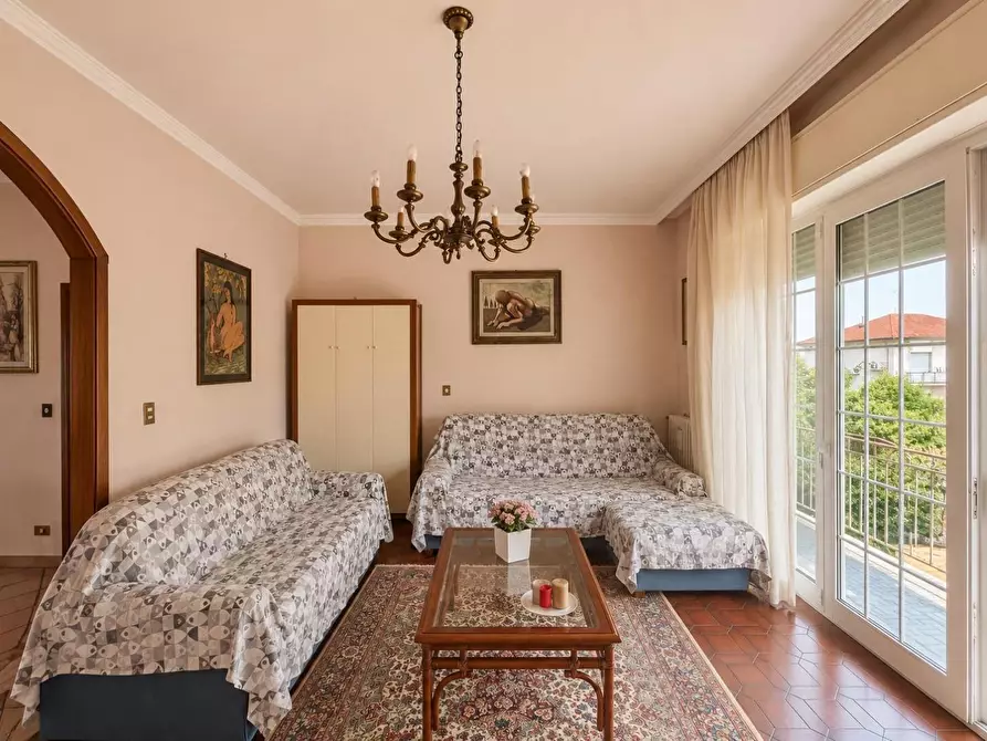 Immagine 3 di Villa in vendita  a Lucca