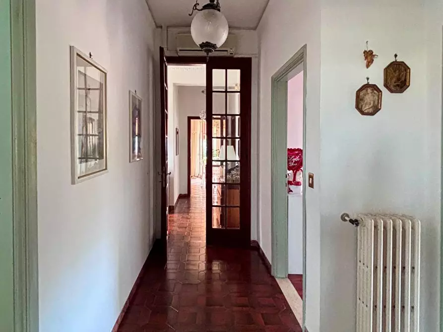 Immagine 11 di Villa in vendita  a Lucca