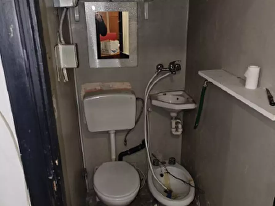 Immagine 5 di Negozio in vendita  a Torino