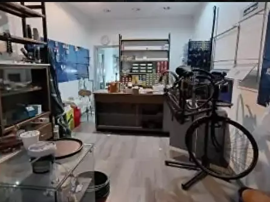 Immagine 7 di Negozio in vendita  a Torino