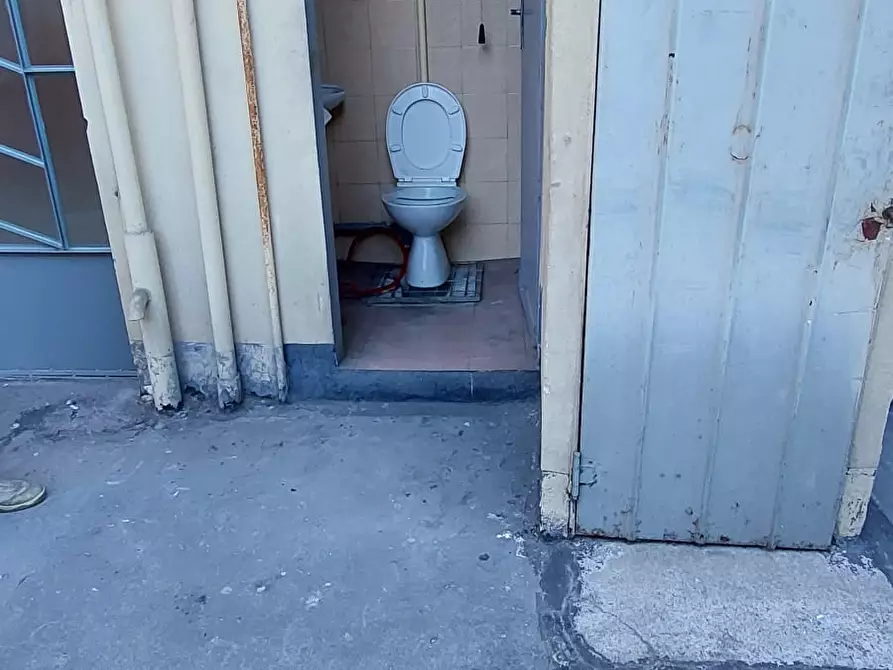 Immagine 4 di Negozio in vendita  a Torino