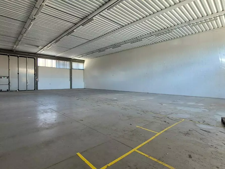 Immagine 6 di Attività artigianale in affitto  a Capannori