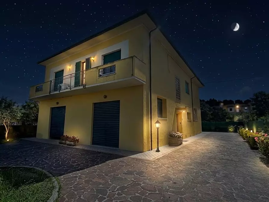 Immagine 1 di Villa in vendita  a Cascina