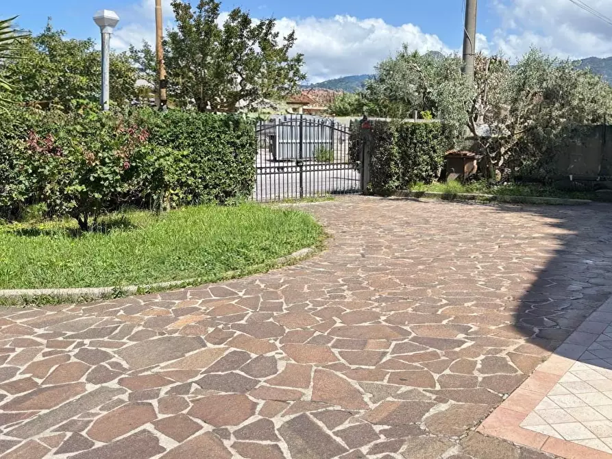 Immagine 2 di Villa in vendita  a Cascina