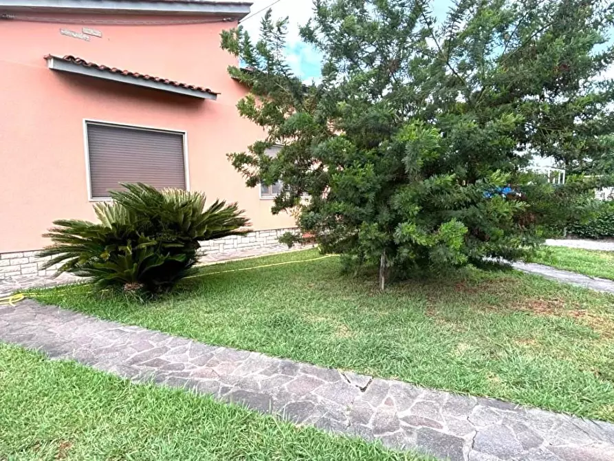 Immagine 1 di Villa in vendita  a Capannori