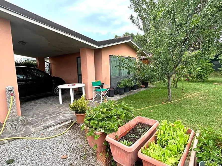 Immagine 29 di Villa in vendita  a Capannori