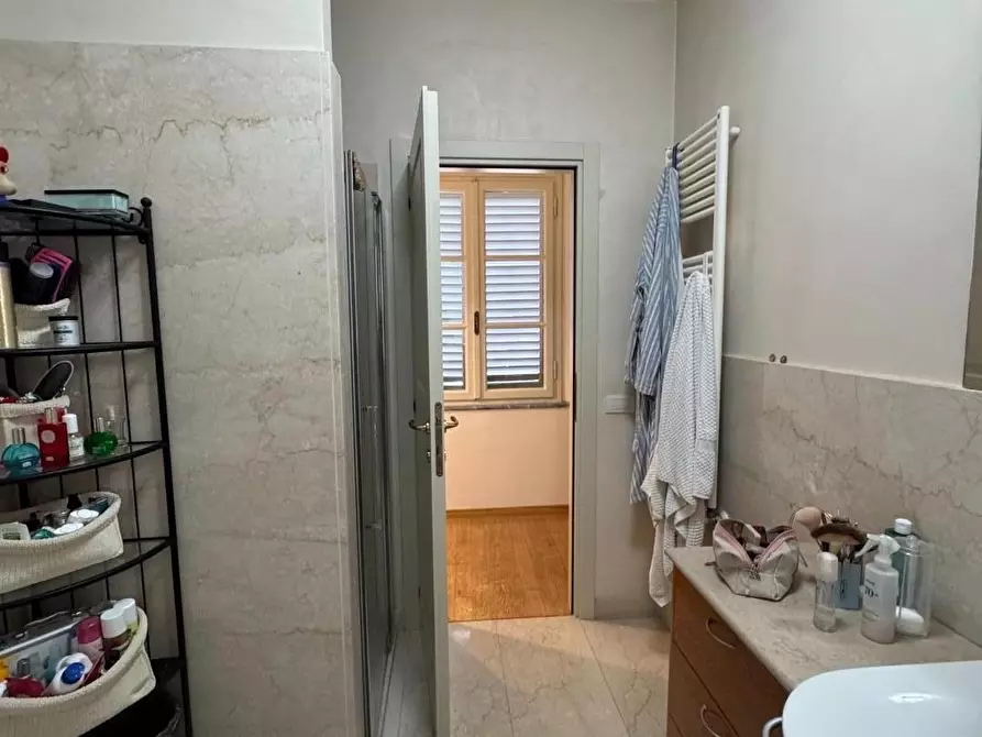 Immagine 14 di Appartamento in vendita  a Lucca