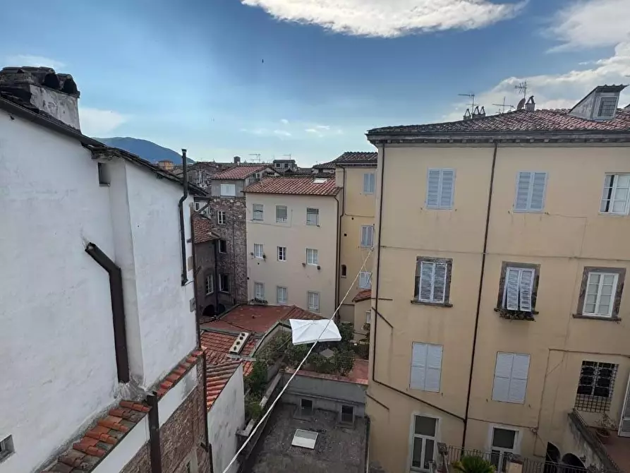 Immagine 16 di Appartamento in vendita  a Lucca