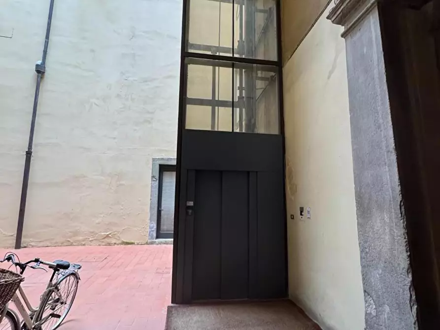 Immagine 2 di Appartamento in vendita  a Lucca