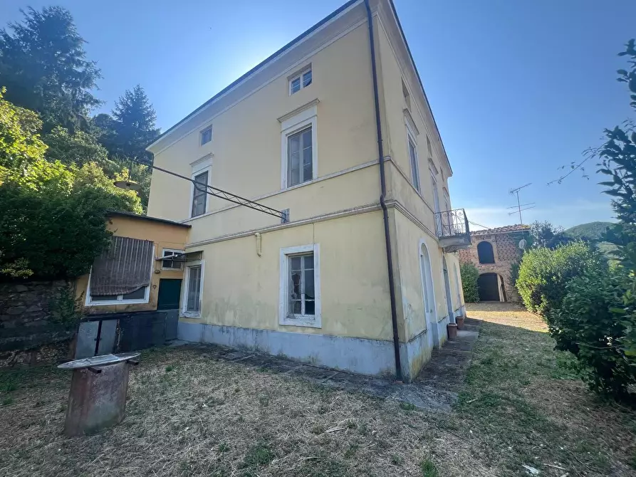 Immagine 45 di Villa in vendita  a Capannori