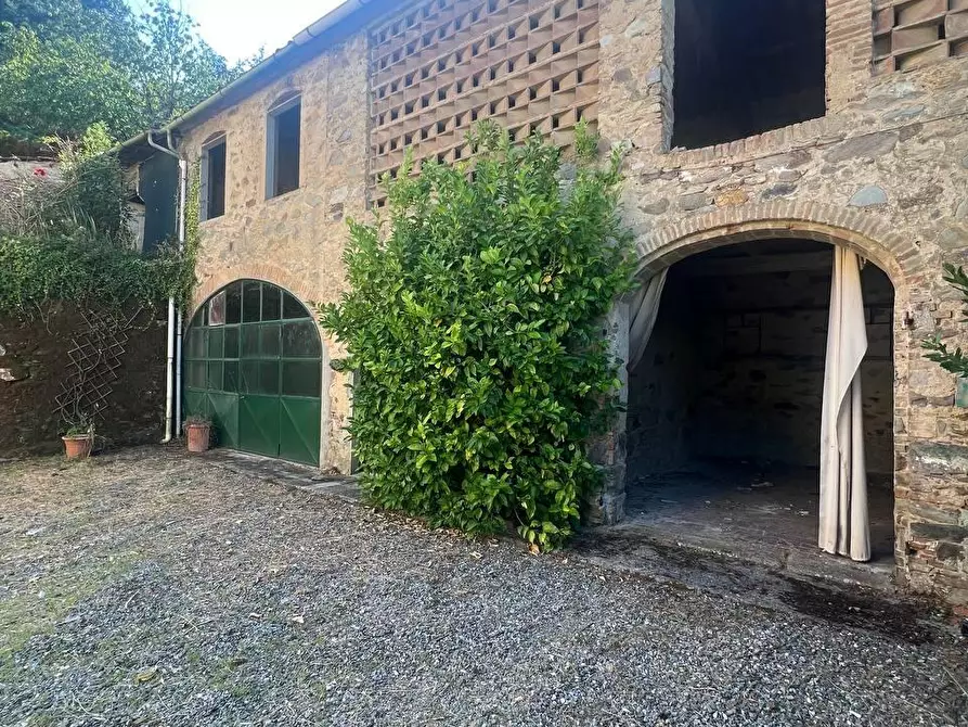 Immagine 41 di Villa in vendita  a Capannori