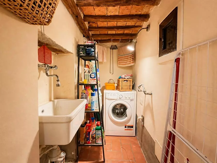 Immagine 25 di Appartamento in vendita  a Lucca