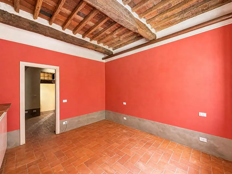 Immagine 11 di Appartamento in vendita  a Lucca