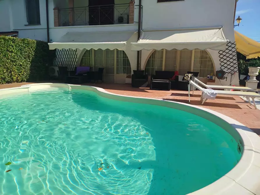 Immagine 1 di Villa in vendita  a Cascina