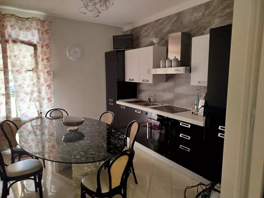 Immagine 5 di Villa in vendita  a Cascina