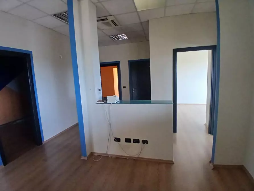 Immagine 5 di Ufficio in affitto  a Vecchiano