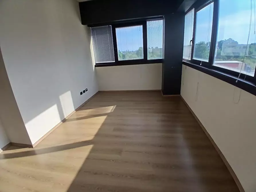 Immagine 9 di Ufficio in affitto  a Vecchiano