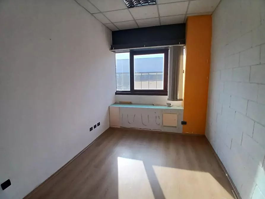 Immagine 13 di Ufficio in affitto  a Vecchiano