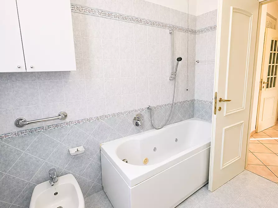 Immagine 13 di Appartamento in vendita  a Carrara