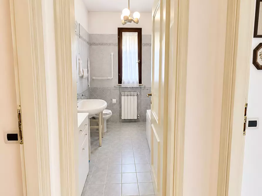 Immagine 11 di Appartamento in vendita  a Carrara