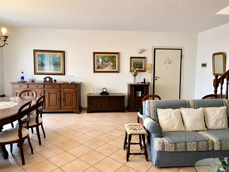 Immagine 2 di Appartamento in vendita  a Carrara