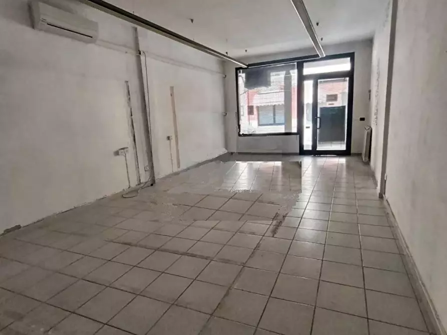 Immagine 2 di Locale commerciale in affitto  a Santa Croce Sull'arno
