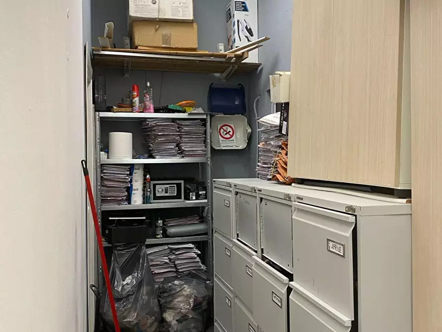 Immagine 10 di Negozio in vendita  a Calcinaia