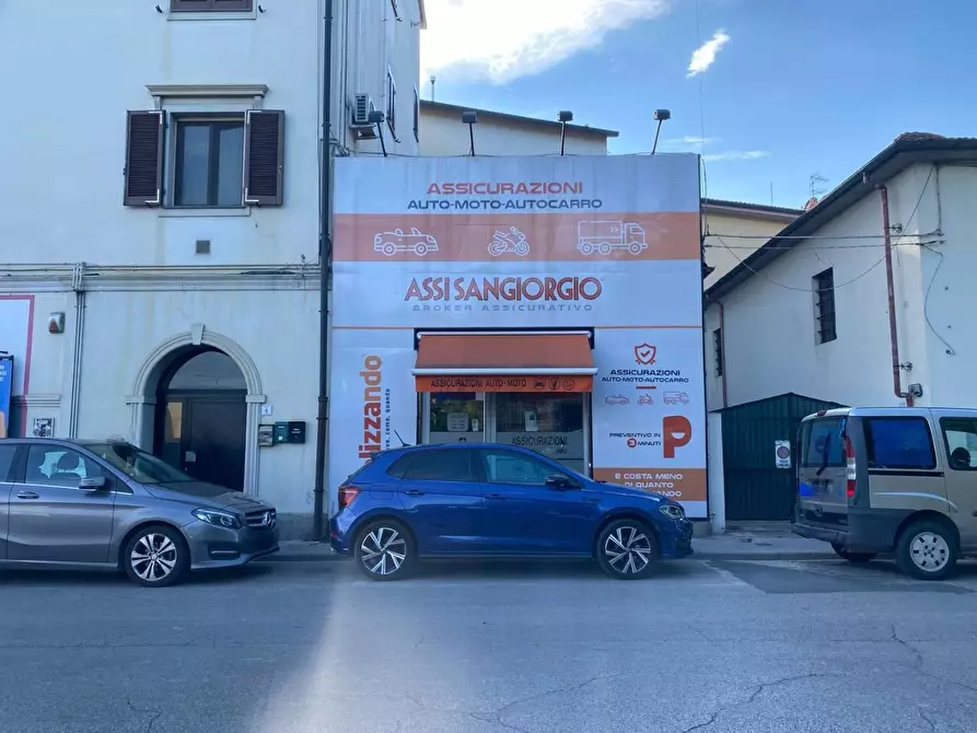 Immagine 1 di Negozio in vendita  a Calcinaia