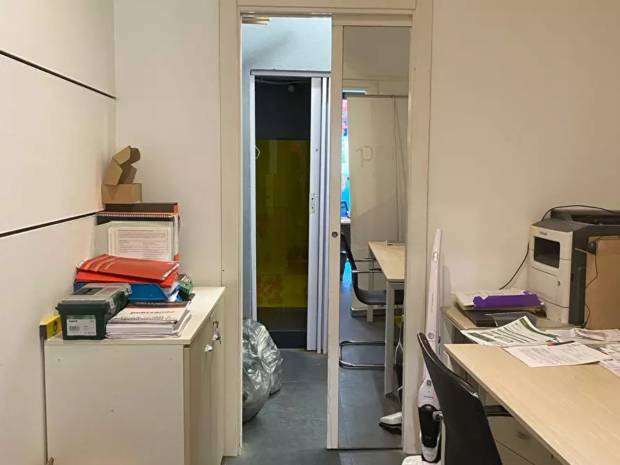 Immagine 9 di Negozio in vendita  a Calcinaia