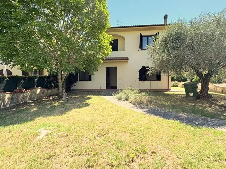 Immagine 1 di Villetta a schiera in vendita  a Lucca