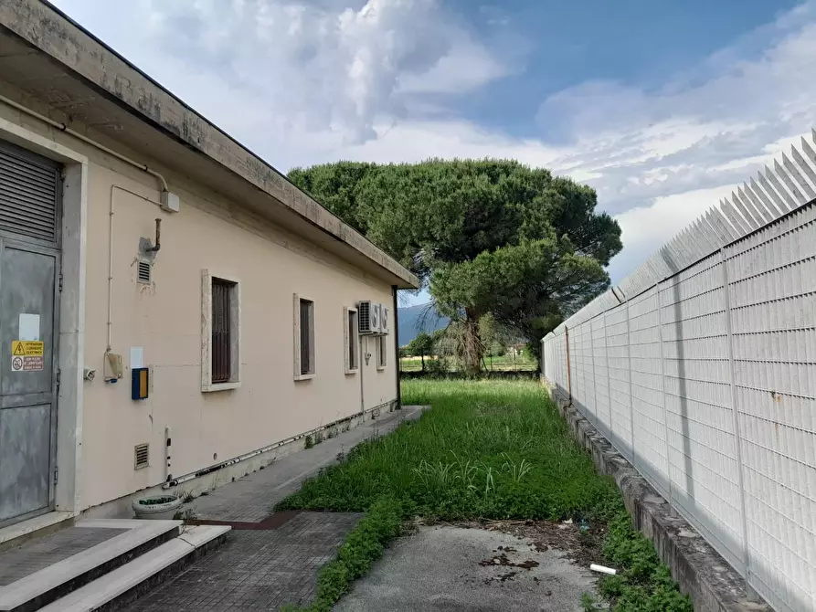 Immagine 2 di Magazzino in vendita  a Cascina