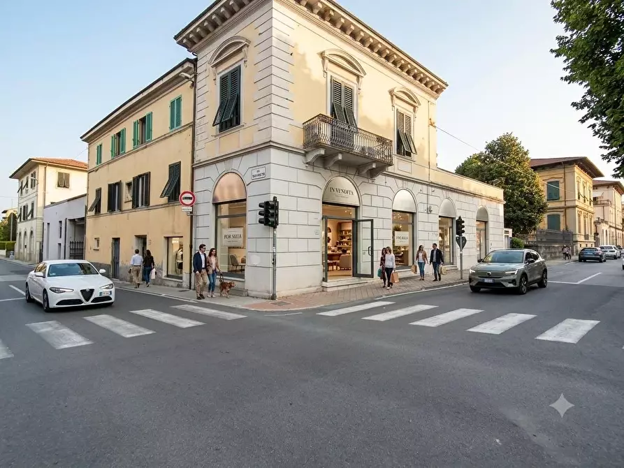 Immagine 1 di Locale commerciale in affitto  a Lucca