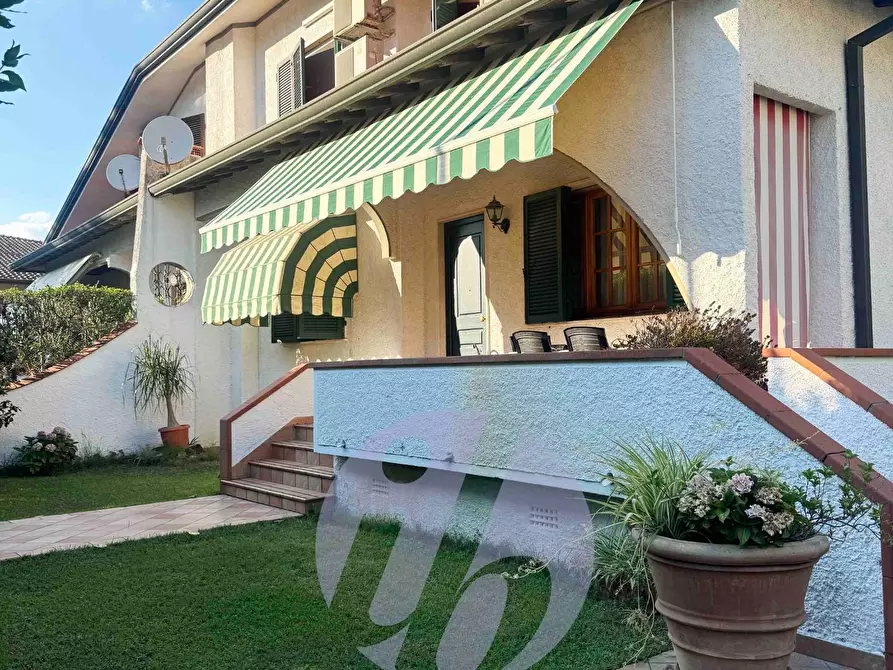 Immagine 2 di Casa bifamiliare in vendita  a Camaiore