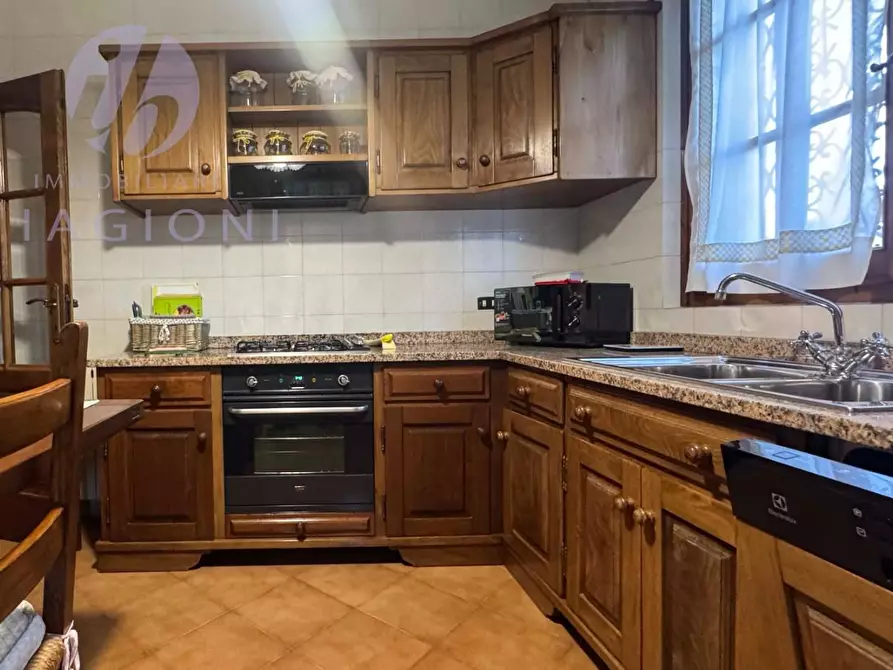 Immagine 12 di Casa bifamiliare in vendita  a Camaiore