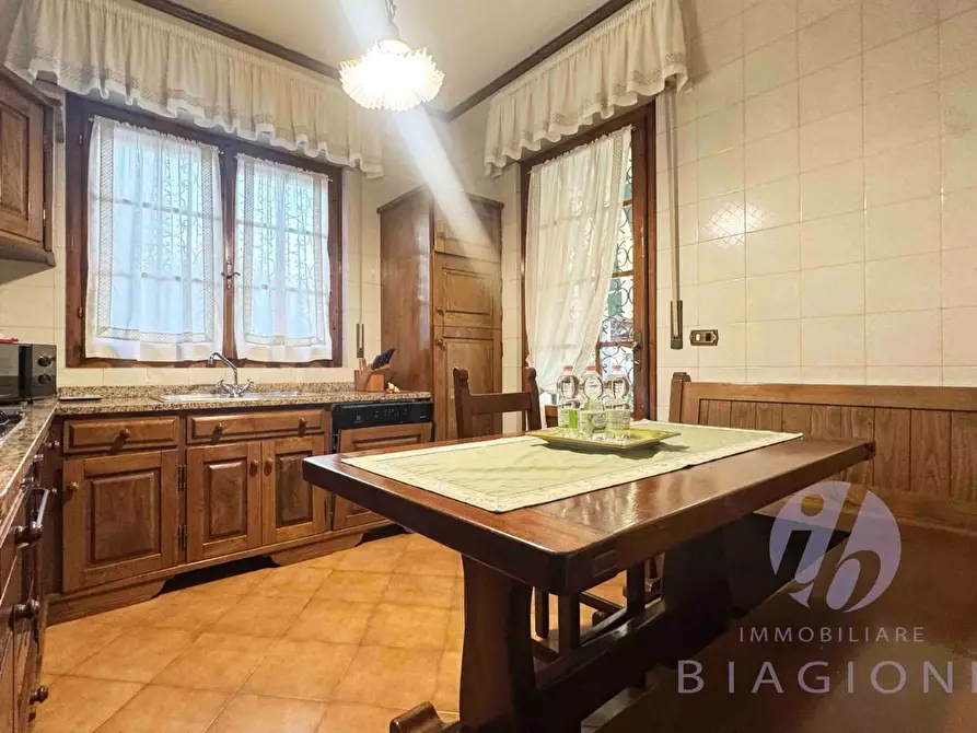 Immagine 11 di Casa bifamiliare in vendita  a Camaiore