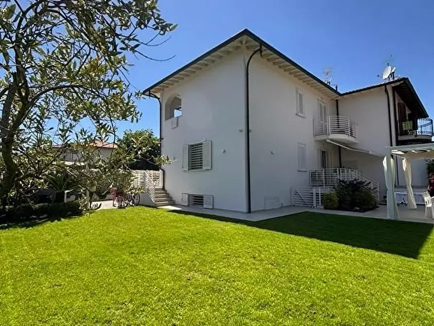 Immagine 1 di Casa bifamiliare in vendita  a Montignoso