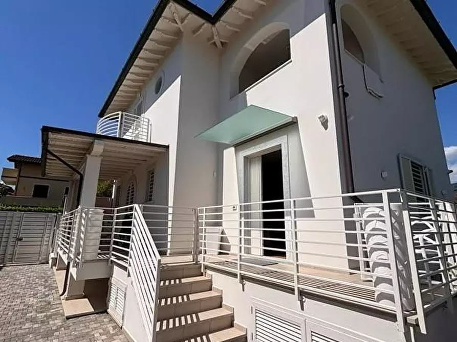 Immagine 2 di Casa bifamiliare in vendita  a Montignoso