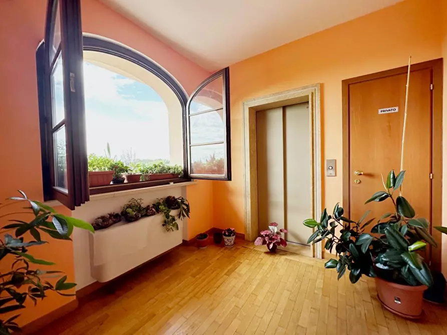 Immagine 2 di Palazzo in vendita  a Altopascio