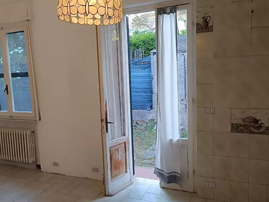 Immagine 11 di Villa in vendita  a Livorno