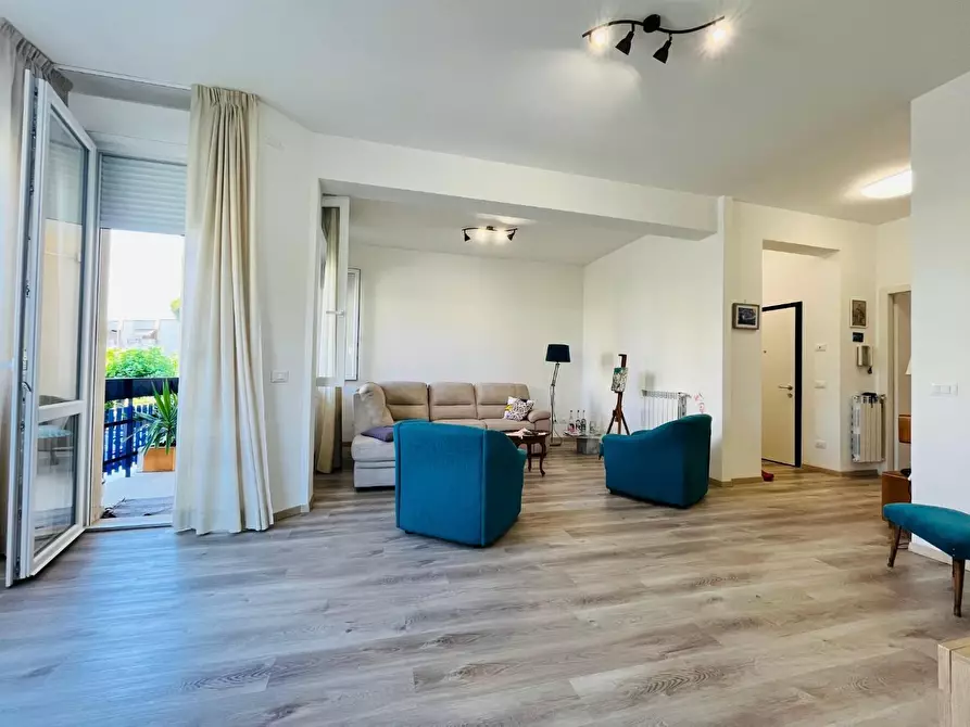 Immagine 2 di Appartamento in vendita  a Viareggio