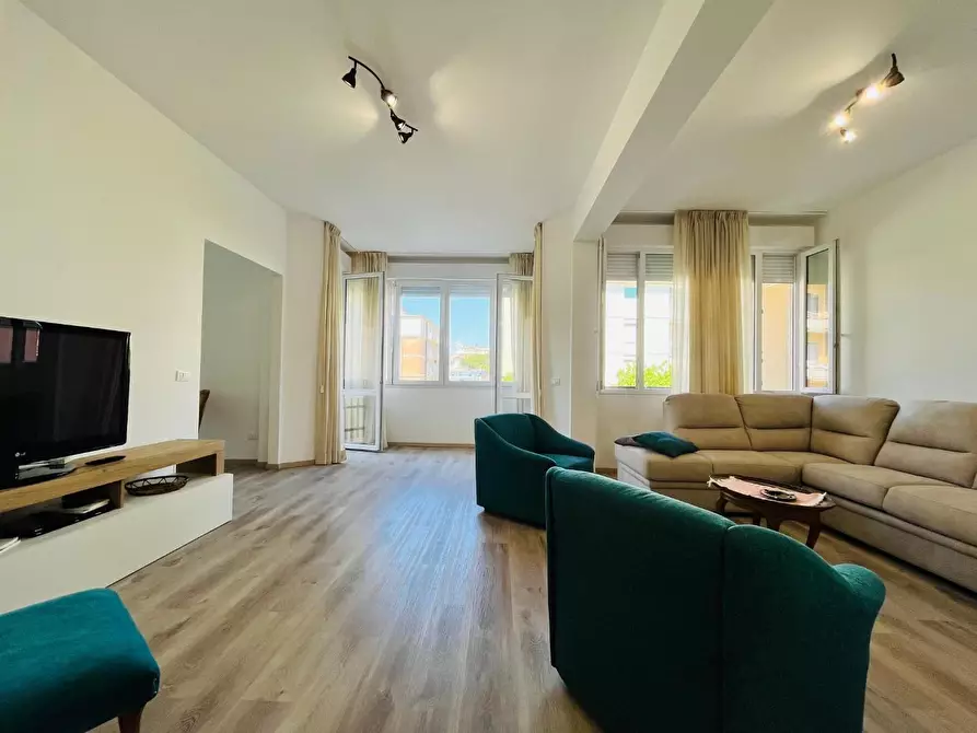 Immagine 1 di Appartamento in vendita  a Viareggio