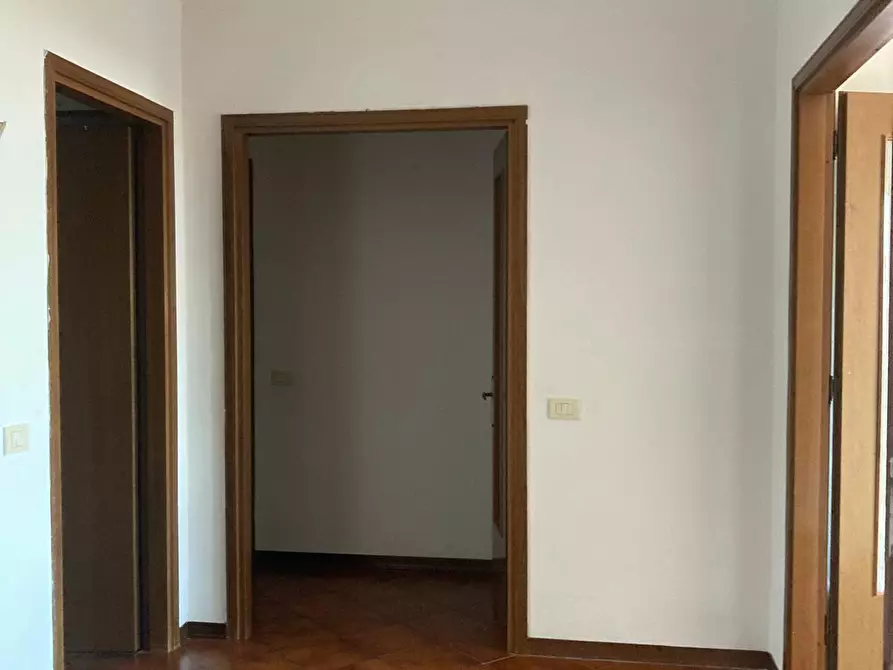 Immagine 11 di Appartamento in vendita  a Lucca