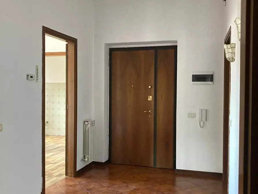 Immagine 2 di Appartamento in vendita  a Lucca